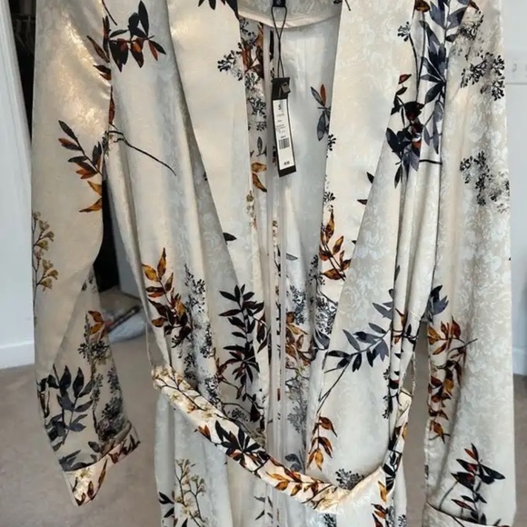 Brand New Kimono-style robe - Picture 2 of 3